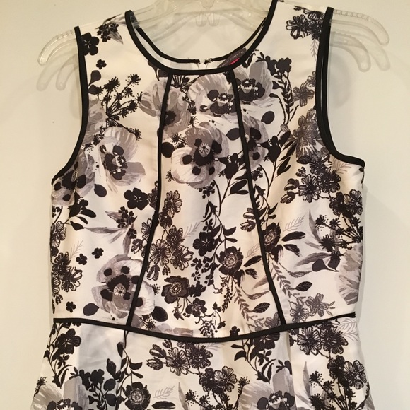 Vince Camuto black and white floral blouse size 4 - Picture 1 of 3